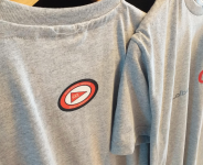 Remera ALGODÓN con escudo